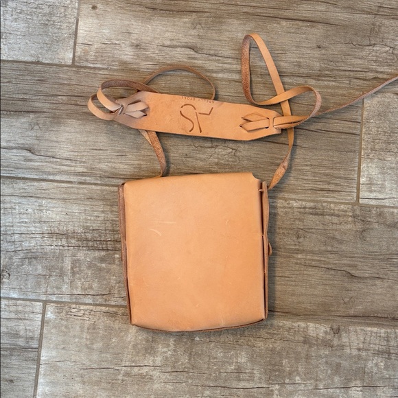 Adelle Stoll Tan Leather Crossbody Bag - Picture 4 of 4